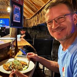 im Hotel gibt's eine Bar mit Restaurant