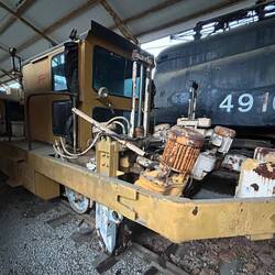 Early-generation tamper with electric tamper spades