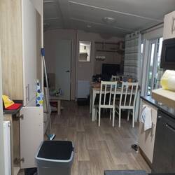 Ein Blick in das noch dunkle Wohn-, Esszimmer