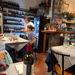 Chefe leicht chaotisch, sehr freundlich, irgendwie sympathisch.