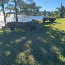 Schön zu sitzen und aufs Wasser zu schauen, der Wind ist ordentlich aber nicht kalt ☺️