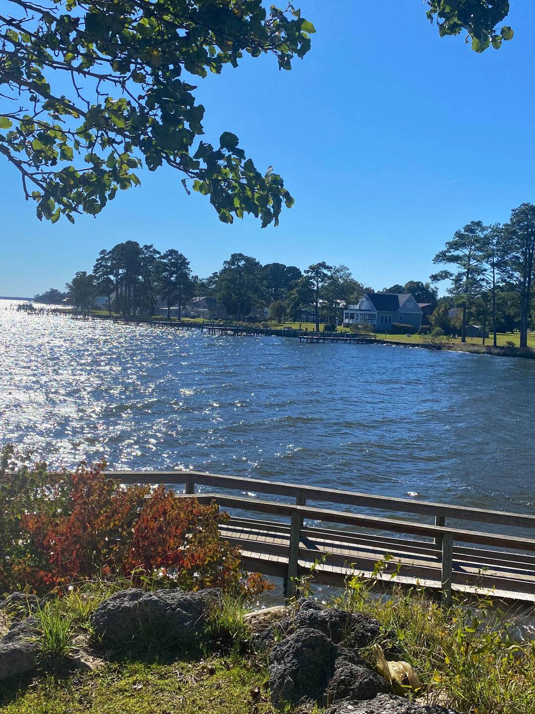 Schöne Buchten mit ansprechenden Häusern entlang der Zufluss Arme..