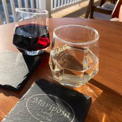 Doch noch eine Weinbar gefunden. Die Untersetzter aus Schieffer sind aus Pennsilvenia und gekühlt !