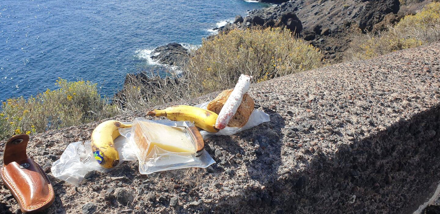 Käse, Wurst, Brot und Bananen. Mit dem Meeresrauschen im Hintergrund hats geschmeckt