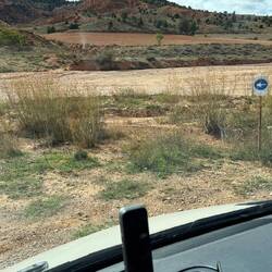 ... der Weg geht links über das trockene Flußbett - nett, der "Offroadwegweiser"