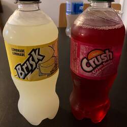 Kanadische Klassiker: Brisk Lemonade & Crush Cream Soda.