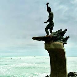 Surfer Staue am Surfer Strand