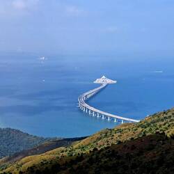 The highway goes right into the bay! (We'll take that on tomorrow's tour!)