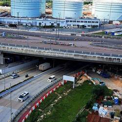 Hard to see, but the drivers are on the left (from China) and right (from Hong Kong).