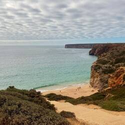 La plage de Beliche avec le phare du Cap au loin