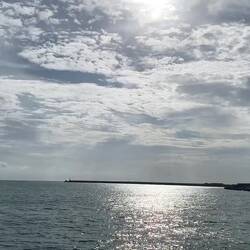 Wir finden Schutz hinter dem Wellenbrecher eines Industriehafens.