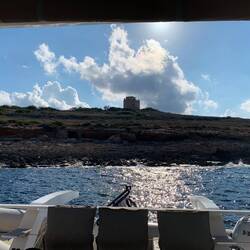 Der Ankerplatz in der Bucht ist recht eng und wir mit dem Heck ziemlich nah an den Felsen