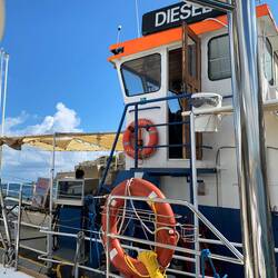 Vor dem Grand Harbour liegt ein Tankschiff an dem man längsseits festmacht. (1,25€/l)