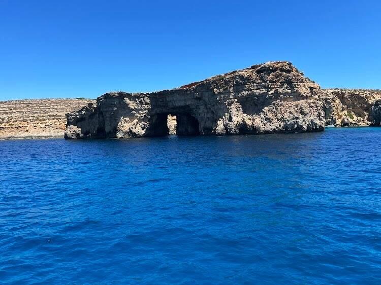 Eingang der Coral Cave vom Meer her