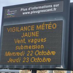 In Plougrescant wird auch gewarnt. Wir hoffen, den richtigen Platz für die Nacht zu haben.