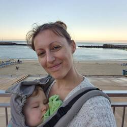 in der Trage bei Mama schläft es sich gut