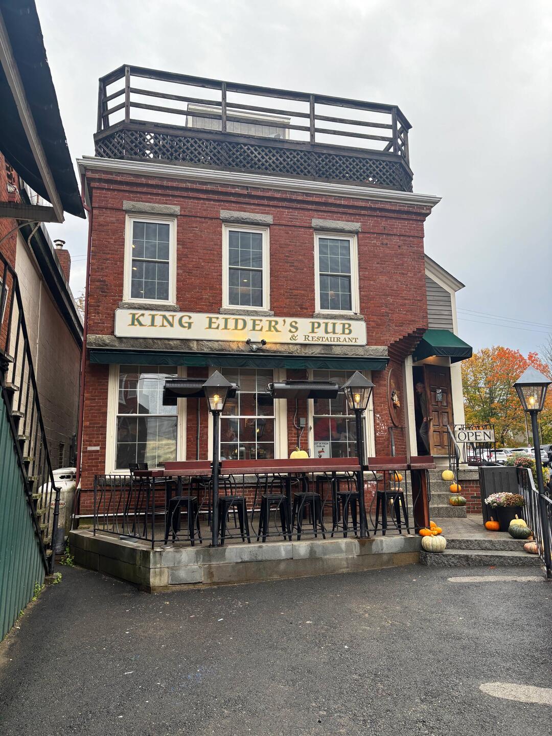 Crabcakes, Salad and Chocolate Mousse in this tiny restaurant.