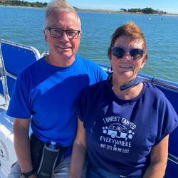 Kleine Katamaran Fähre, die im Stundentakt zwischen Festland und Insel pendelt!