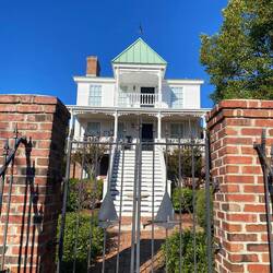 Scheint die nutzen das Kellergeschoss gar nicht - aber die Treppe ist beeindruckend🤪