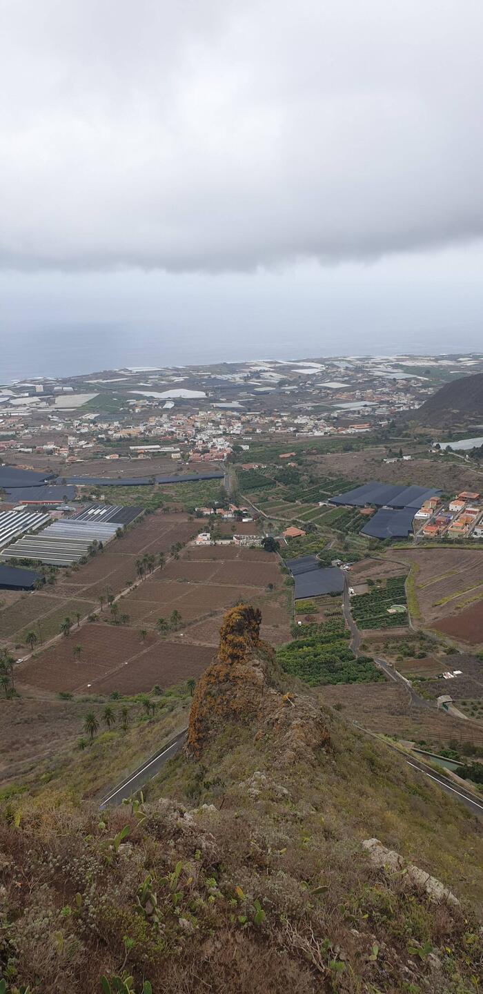 Es geht gleich rum um den Felsen