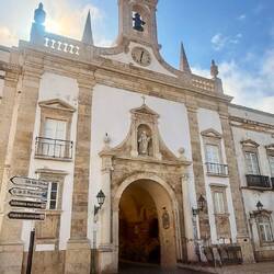 L'Arco da Vila, passage emblématique de la vieille ville au port (pan préservé des fortifications)