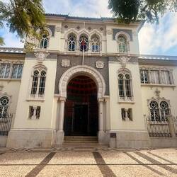 Une jolie église sur la marina