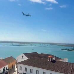 L'aéroport au fond