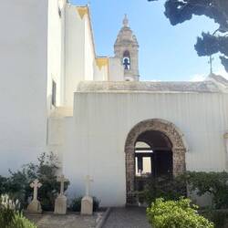 La cour de l'église du Carmel avec l'entrée de la Chapelle des os