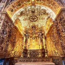 Chapelle de Notre Dame des Plaisirs, pièce unique en peinture, marbre et stuc doré