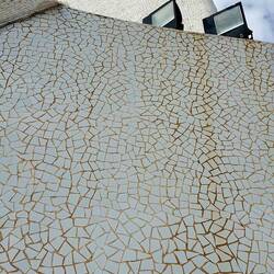 Mosaikstückchen auf der gesamten Fassade