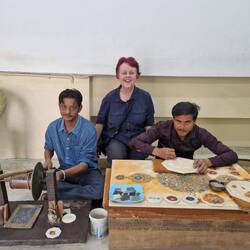 The gentlemen who carve the marble by hand