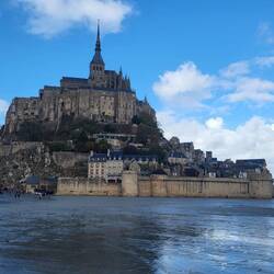 Der Himmel wechselt zwischen Sonnenschein und Regen.