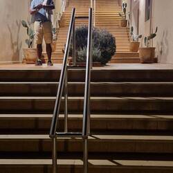 Der Eingang zum Hotel ist sportlich