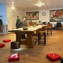 Darstellung des Attentates / Vorn der Koffer