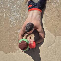 Die Wellen sind super und Gott sei dank eher klein in unserer Bucht