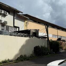 Das Hotel von hinten sieht nicht so einladend aus.🧐