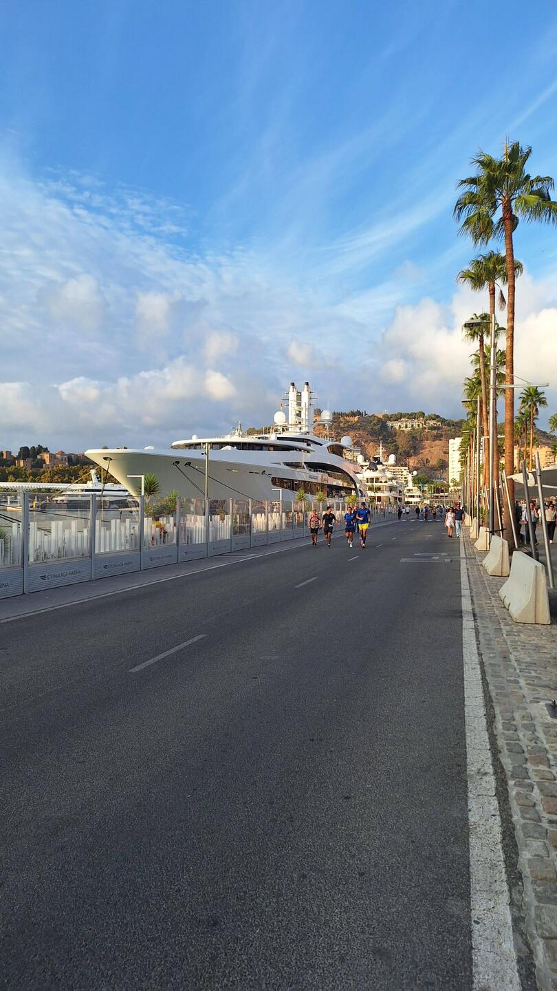 El puerto y sus mega yates..