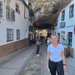 Con calles bajo las piedras..