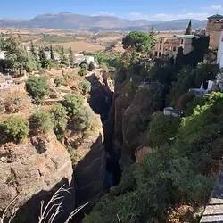 Después Ronda, con este paisaje y ese puente increíble.