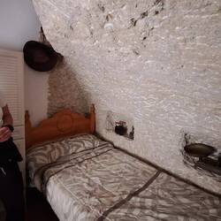 Setenil de las bodegas.. con casas construidas entre las piedras..