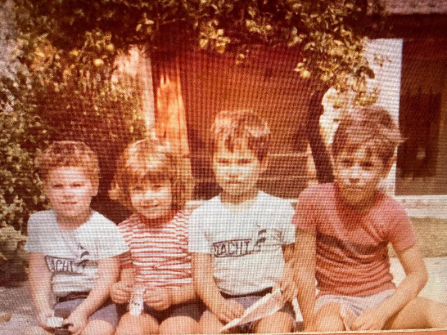 Los 4 primos en casa de mis abuelos, en paraná.