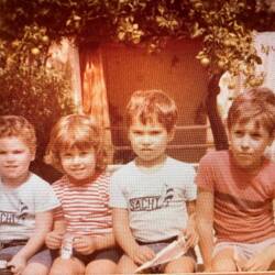 Los 4 primos en casa de mis abuelos, en paraná.
