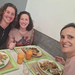 Con Juli y Ele comiendo macrobiótico..