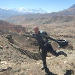 Stimmiger Biker mit Annapurna im Hintergrund