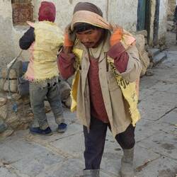 Während die dem mit dem Motorradel durch die Welt knattern, stehen andere nicht auf der Sonnenseite