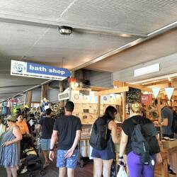 Allerlei toeristen winkeltjes met souvenirs enzo