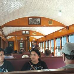 De trein van binnen. Op mijn ticket stond het treinsetnummer en stoelnummer