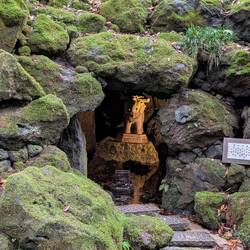 Die Höhle im Garten