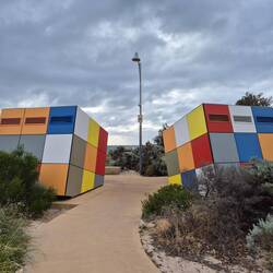 Toilettenhäuschen wie Zauberwürfel