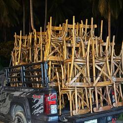 wie viele Stühle bekommt man auf ein Auto?